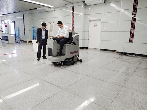 南寧東站選用環壯洗地車提高保潔效率